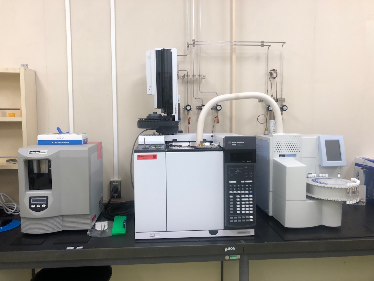 ガスクロマトグラフー水素炎イオン化型検出器 揮発性有機化合物のターゲット分析に用いています。